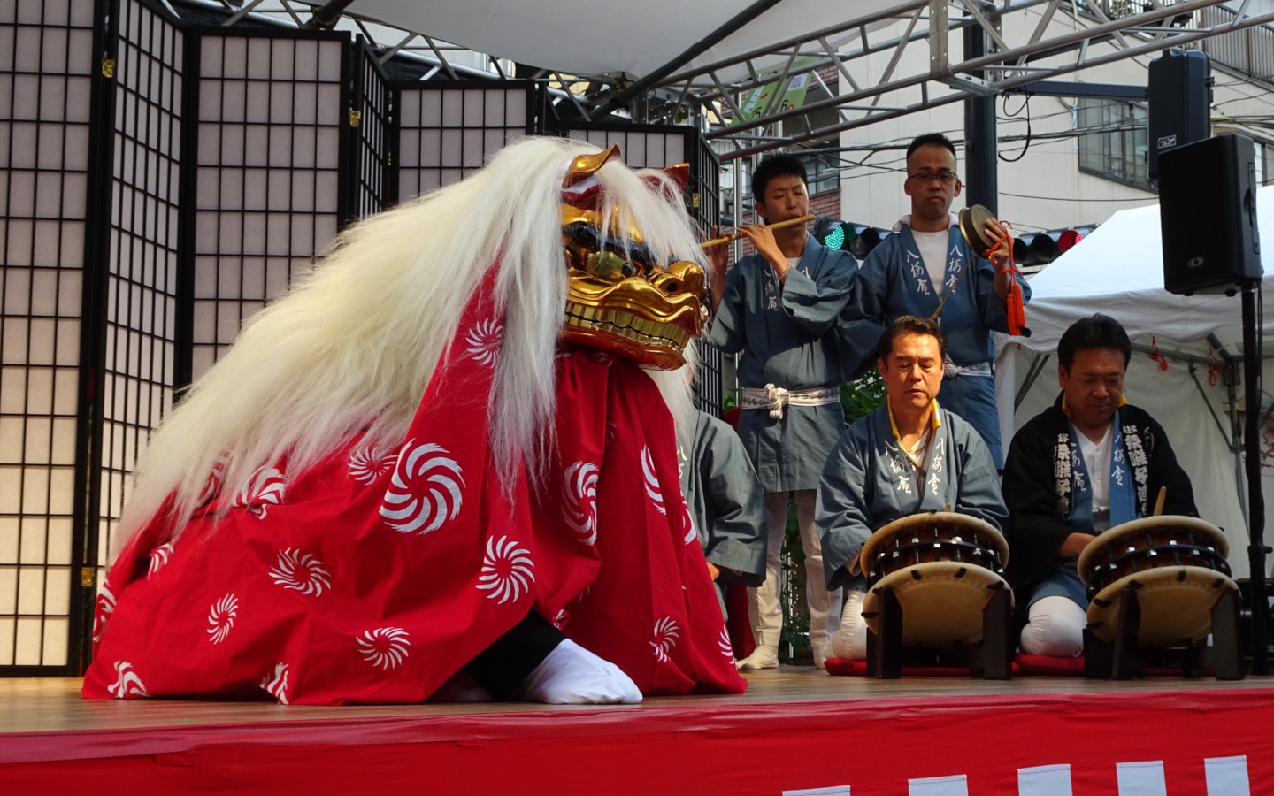 八櫻會による祭囃子の演奏と獅子舞